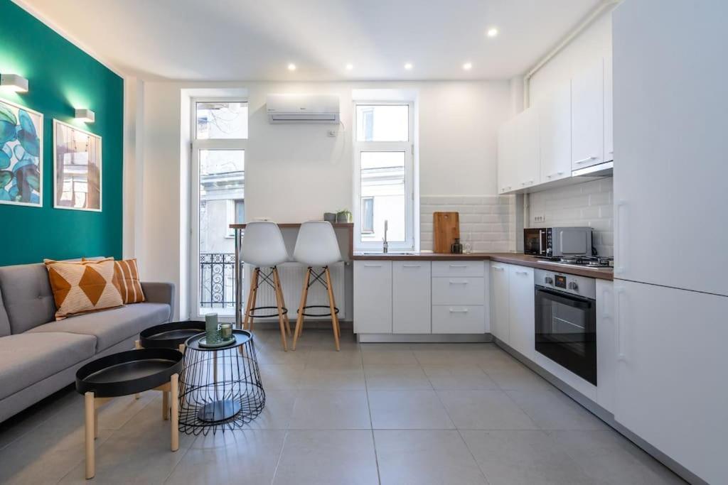 Holiday Vibe - 2R Apartment In Piata Romana Bukares Bagian luar foto
