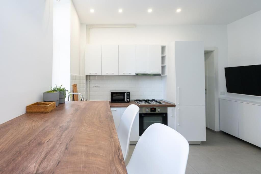 Holiday Vibe - 2R Apartment In Piata Romana Bukares Bagian luar foto