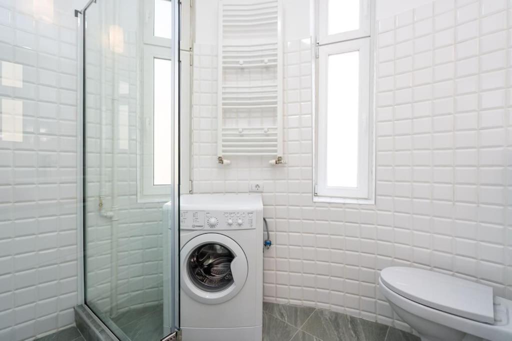 Holiday Vibe - 2R Apartment In Piata Romana Bukares Bagian luar foto